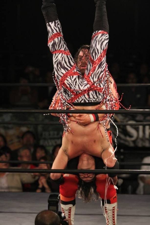 StarBuck piledrives Akira (photo by Corbata Japón)